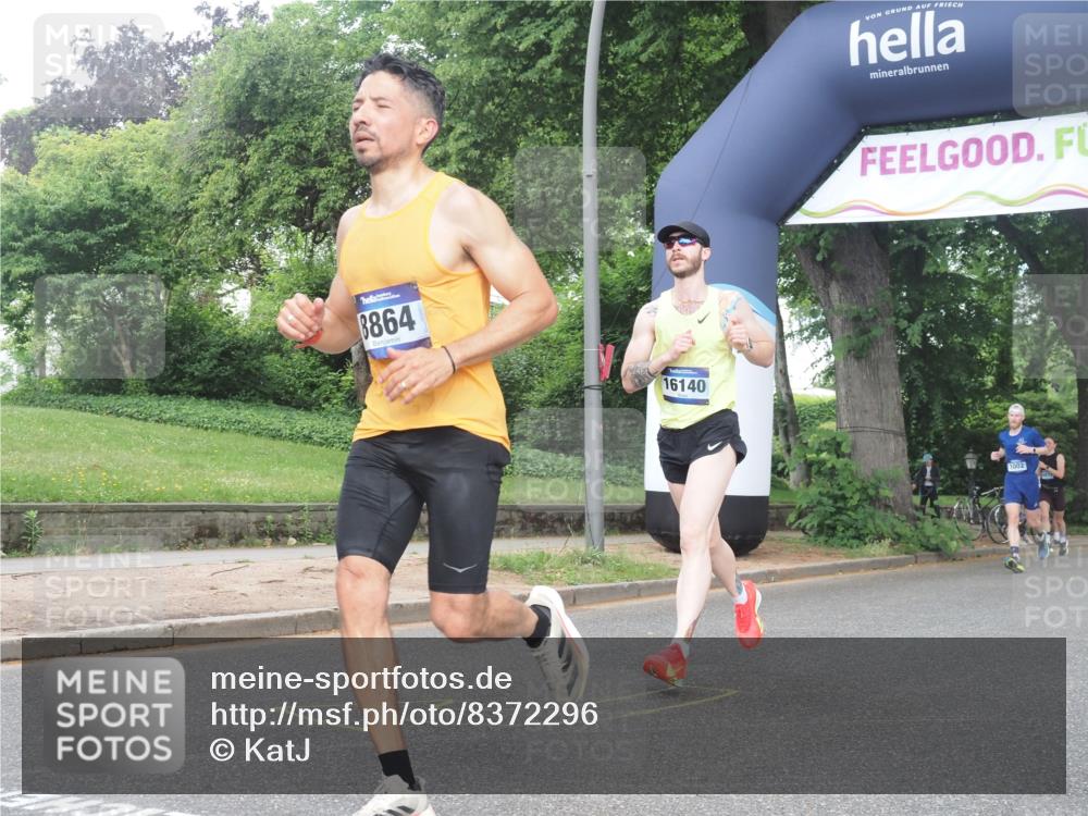 29.06.2025 - hella hamburg halbmarathon KatJ http://msf.ph/oto/8372296 29.06.2025 10:23:49 Zwischen KM18-KM19 1217, 7884, 7972 meine-sportfotos.de