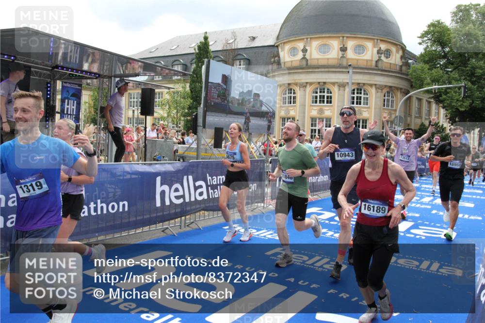 29.06.2025 - hella hamburg halbmarathon Michael Strokosch http://msf.ph/oto/8372347 29.06.2025 10:58:48 Ziel 1319, 2488, 2656, 2840, 5277, 5675, 6592, 6720, 8929, 10539, 10943, 11605, 11846, 13512, 13880, 14266, 14902, 14965, 15197, 16189, 17405, 17630, 17839, 18232, 18587, 18954 meine-sportfotos.de