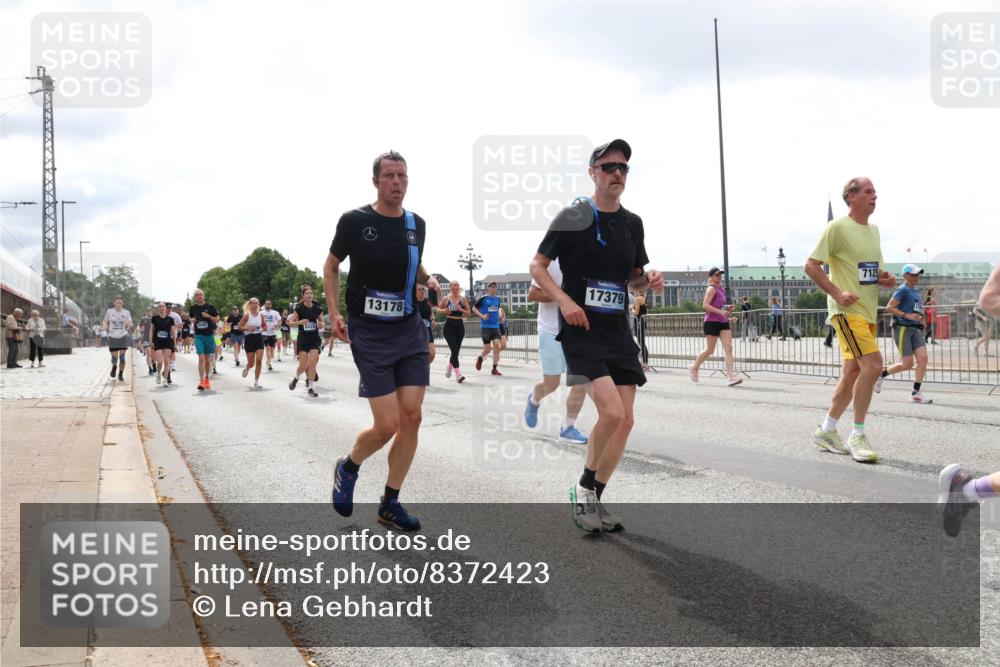 29.06.2025 - hella hamburg halbmarathon Lena Gebhardt http://msf.ph/oto/8372423 29.06.2025 10:39:47 Lombardsbrücke 13178, 17379, 7125, 1058, 1076, 1586, 1856, 1883, 1899, 2313, 2578, 2888, 2976, 3046, 3275, 3353, 3882, 3883, 3884, 4298, 4603, 4609, 4752, 4855, 5045, 5229, 5654, 5701, 5877, 5901, 6321, 6342, 6343, 6427, 6428, 6698, 6719, 6726, 6739, 6748, 6750, 7045, 7053, 7125, 7199, 7429, 7455, 7456, 7501, 7524, 7684, 8107, 8203, 8612, 8995, 9393, 9569, 9698, 9747, 9777, 10441, 10512 meine-sportfotos.de