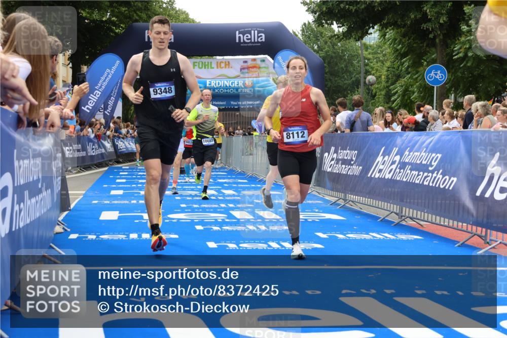 29.06.2025 - hella hamburg halbmarathon Strokosch-Dieckow http://msf.ph/oto/8372425 29.06.2025 10:49:15 Ziel 2013, 4183, 4185, 6158, 6389, 8112, 9348, 10053, 10184, 10189, 11819, 13450, 14526, 15422, 15523, 16369, 16414, 16731, 18842 meine-sportfotos.de