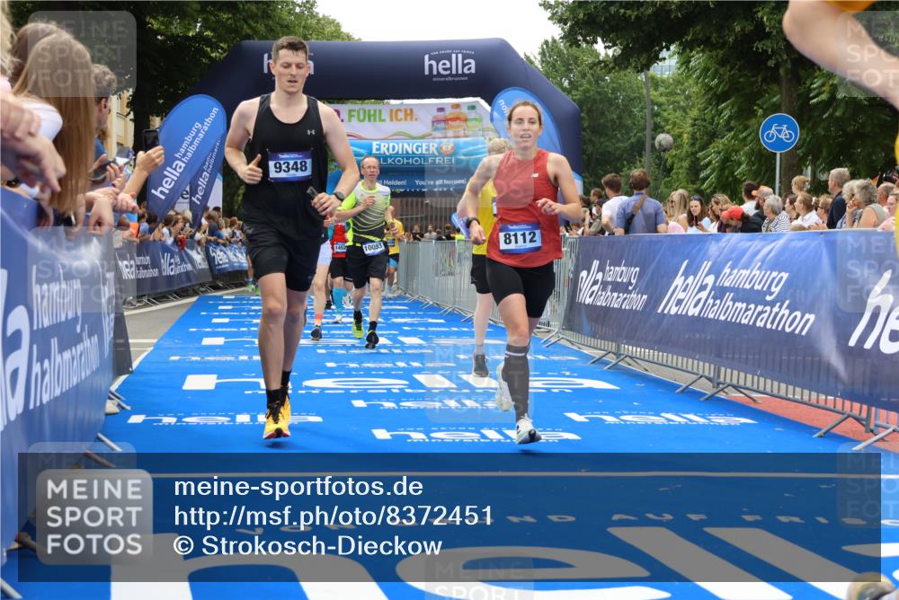 29.06.2025 - hella hamburg halbmarathon Strokosch-Dieckow http://msf.ph/oto/8372451 29.06.2025 10:49:15 Ziel 2013, 4183, 4185, 6158, 6389, 8112, 9348, 10053, 10184, 10189, 11819, 13450, 14526, 15422, 15523, 16369, 16414, 16731, 18842 meine-sportfotos.de
