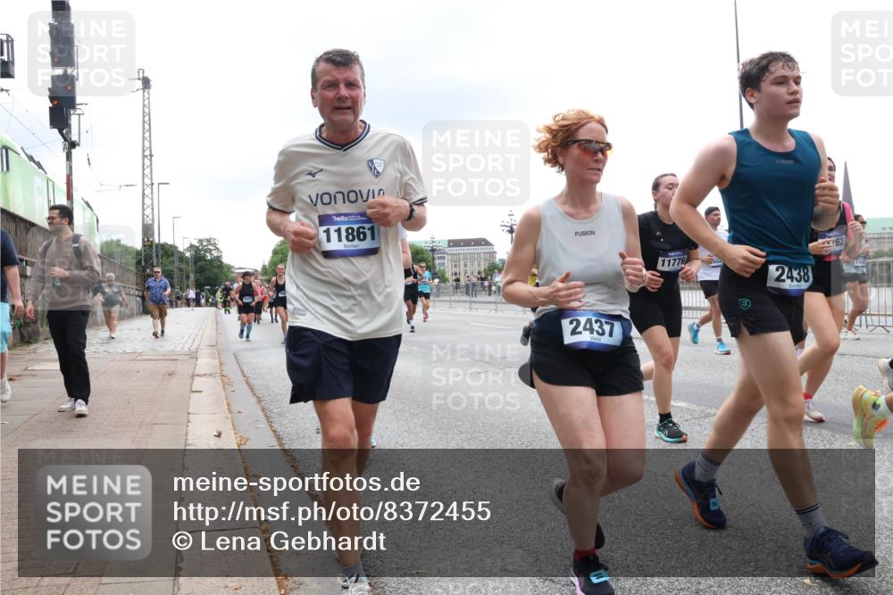 29.06.2025 - hella hamburg halbmarathon Lena Gebhardt http://msf.ph/oto/8372455 29.06.2025 10:49:00 Lombardsbrücke 11861, 11776, 2437, 62, 2438, 1142, 1167, 1584, 2160, 2395, 2437, 2438, 2541, 2713, 2716, 2792, 2927, 3070, 3086, 3215, 3232, 3253, 4403, 4525, 4527, 5010, 5118, 5463, 5479, 5480, 5551, 6015, 6437, 6566, 6979, 7062, 7203, 7931, 7936, 7947, 7948, 8549, 8719, 8760, 9245, 9341, 9359, 9552, 9787, 10033, 10038, 10081, 10130, 10204, 10366, 10479, 10524, 10654, 10656, 10782, 10785, 11000, 11031, 11192, 11364, 11365, 13814, 13845, 16498, 16499, 16701 meine-sportfotos.de
