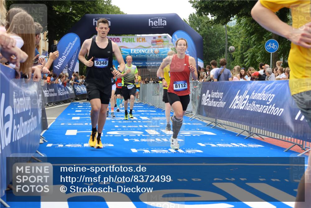 29.06.2025 - hella hamburg halbmarathon Strokosch-Dieckow http://msf.ph/oto/8372499 29.06.2025 10:49:15 Ziel 2013, 4183, 4185, 6158, 6389, 8112, 9348, 10053, 10184, 10189, 11819, 13450, 14526, 15422, 15523, 16369, 16414, 16731, 18842 meine-sportfotos.de