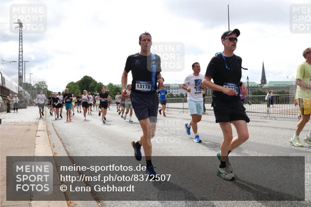 29.06.2025 - hella hamburg halbmarathon Lena Gebhardt http://msf.ph/oto/8372507 29.06.2025 10:39:47 Lombardsbrücke 13178, 97477, 79, 1058, 1076, 1586, 1856, 1883, 1899, 2313, 2578, 2888, 2976, 3046, 3275, 3353, 3882, 3883, 3884, 4298, 4603, 4609, 4752, 4855, 5045, 5229, 5654, 5701, 5877, 5901, 6321, 6342, 6343, 6427, 6428, 6698, 6719, 6726, 6739, 6748, 6750, 7045, 7053, 7125, 7199, 7429, 7455, 7456, 7501, 7524, 7684, 8107, 8203, 8612, 8995, 9393, 9569, 9698, 9747, 9777, 10441, 10512 meine-sportfotos.de