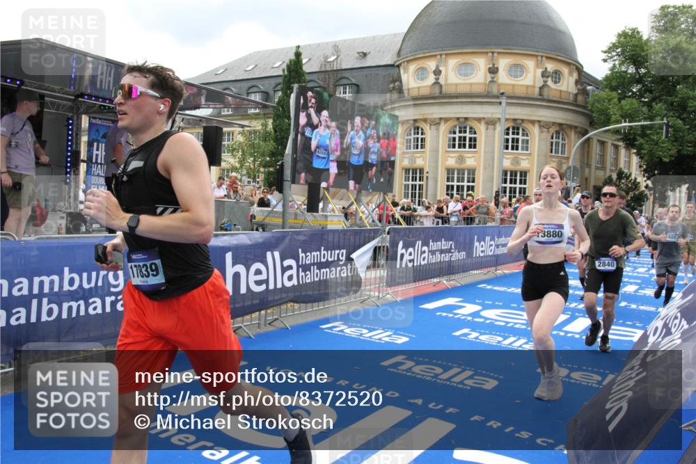 29.06.2025 - hella hamburg halbmarathon Michael Strokosch http://msf.ph/oto/8372520 29.06.2025 10:58:52 Ziel 2159, 2488, 2840, 3859, 4833, 5277, 5675, 5885, 6720, 8807, 8929, 10268, 10539, 12734, 13512, 13880, 14266, 14673, 14902, 14965, 17405, 17630, 17839, 18232, 18954 meine-sportfotos.de