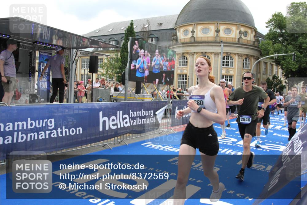 29.06.2025 - hella hamburg halbmarathon Michael Strokosch http://msf.ph/oto/8372569 29.06.2025 10:58:52 Ziel 2159, 2488, 2840, 3859, 4833, 5277, 5675, 5885, 6720, 8807, 8929, 10268, 10539, 12734, 13512, 13880, 14266, 14673, 14902, 14965, 17405, 17630, 17839, 18232, 18954 meine-sportfotos.de