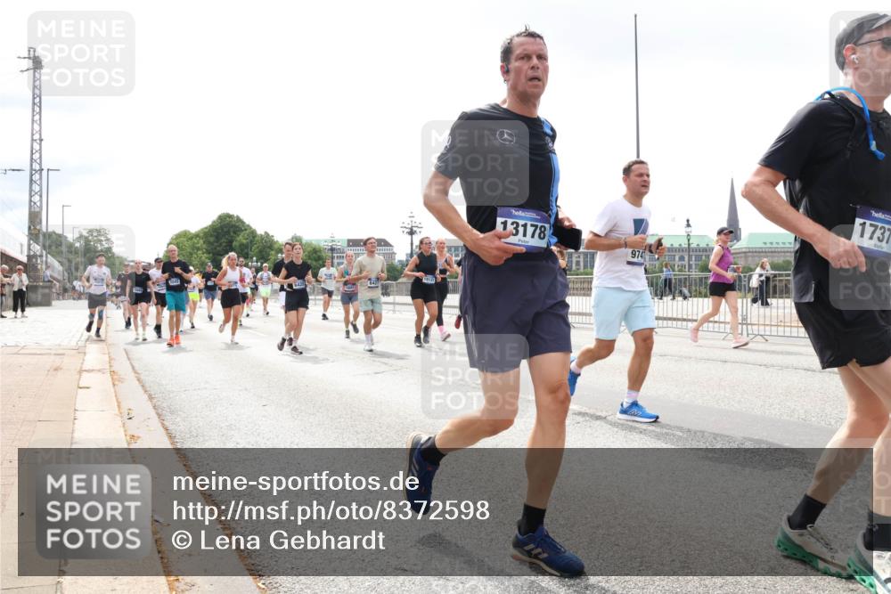 29.06.2025 - hella hamburg halbmarathon Lena Gebhardt http://msf.ph/oto/8372598 29.06.2025 10:39:47 Lombardsbrücke 6428, 13178, 9747, 1737, 1058, 1076, 1586, 1856, 1883, 1899, 2313, 2578, 2888, 2976, 3046, 3275, 3353, 3882, 3883, 3884, 4298, 4603, 4609, 4752, 4855, 5045, 5229, 5654, 5701, 5877, 5901, 6321, 6342, 6343, 6427, 6428, 6698, 6719, 6726, 6739, 6748, 6750, 7045, 7053, 7125, 7199, 7429, 7455, 7456, 7501, 7524, 7684, 8107, 8203, 8612, 8995, 9393, 9569, 9698, 9747, 9777, 10441, 10512 meine-sportfotos.de