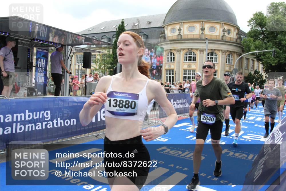29.06.2025 - hella hamburg halbmarathon Michael Strokosch http://msf.ph/oto/8372622 29.06.2025 10:58:52 Ziel 2159, 2488, 2840, 3859, 4833, 5277, 5675, 5885, 6720, 8807, 8929, 10268, 10539, 12734, 13512, 13880, 14266, 14673, 14902, 14965, 17405, 17630, 17839, 18232, 18954 meine-sportfotos.de