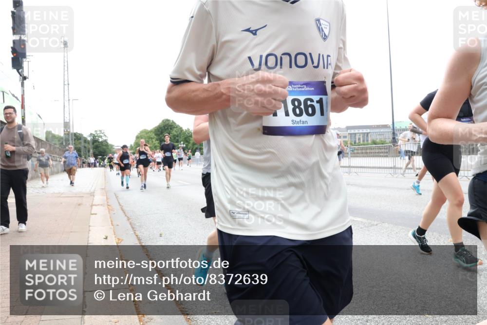 29.06.2025 - hella hamburg halbmarathon Lena Gebhardt http://msf.ph/oto/8372639 29.06.2025 10:49:01 Lombardsbrücke 1861, 1142, 1167, 1584, 2160, 2395, 2437, 2438, 2541, 2713, 2716, 2792, 2927, 3070, 3086, 3215, 3232, 3253, 4403, 4525, 4527, 5010, 5118, 5463, 5479, 5480, 5551, 6015, 6437, 6566, 6979, 7062, 7203, 7931, 7936, 7947, 7948, 8549, 8719, 8760, 9245, 9341, 9359, 9552, 9787, 10033, 10038, 10081, 10130, 10204, 10366, 10479, 10524, 10654, 10656, 10782, 10785, 11000, 11031, 11192, 11364, 11365, 13814, 13845, 16498, 16499, 16701 meine-sportfotos.de