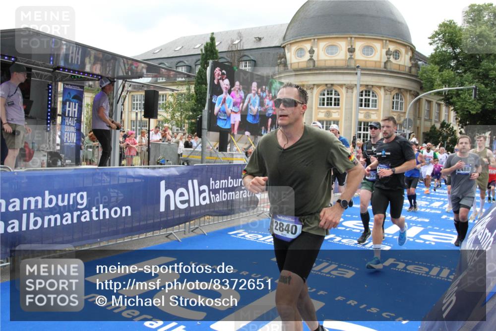 29.06.2025 - hella hamburg halbmarathon Michael Strokosch http://msf.ph/oto/8372651 29.06.2025 10:58:53 Ziel 2159, 2488, 2840, 3859, 4632, 4833, 5277, 5885, 6720, 8807, 9156, 9353, 10268, 10539, 12734, 13880, 14266, 14673, 14902, 14965, 17405, 17630, 17839, 18232, 18954 meine-sportfotos.de