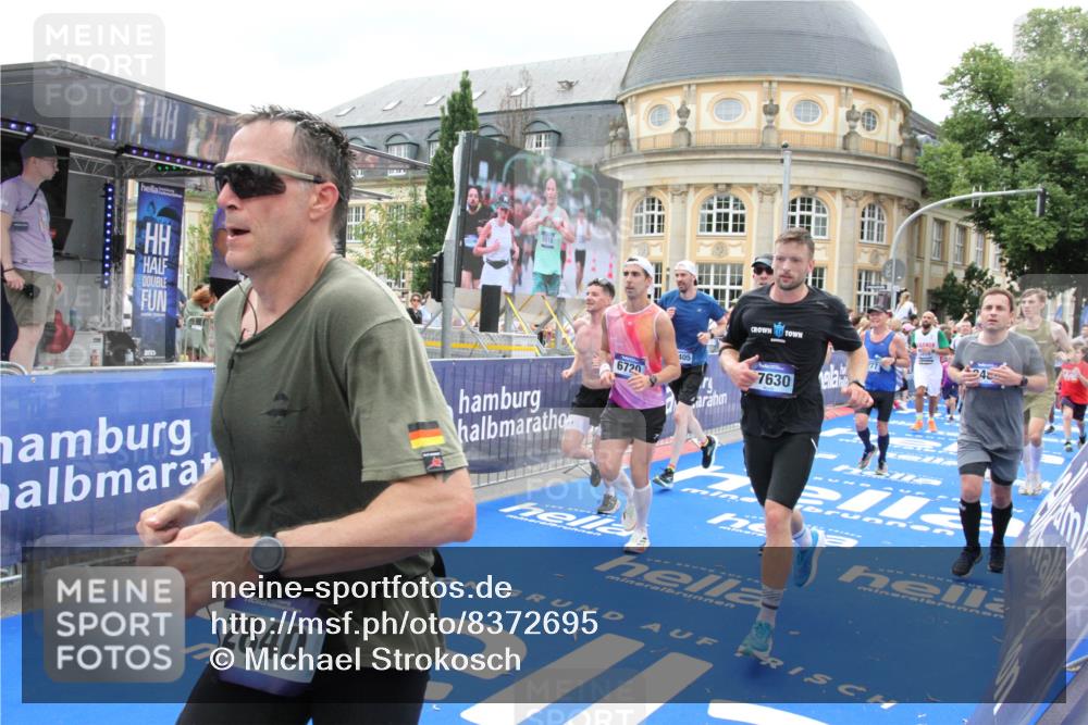 29.06.2025 - hella hamburg halbmarathon Michael Strokosch http://msf.ph/oto/8372695 29.06.2025 10:58:53 Ziel 2159, 2488, 2840, 3859, 4632, 4833, 5277, 5885, 6720, 8807, 9156, 9353, 10268, 10539, 12734, 13880, 14266, 14673, 14902, 14965, 17405, 17630, 17839, 18232, 18954 meine-sportfotos.de