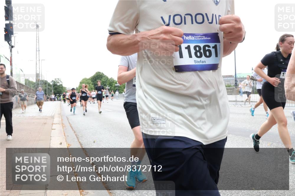 29.06.2025 - hella hamburg halbmarathon Lena Gebhardt http://msf.ph/oto/8372712 29.06.2025 10:49:01 Lombardsbrücke 11861, 1, 1142, 1167, 1584, 2160, 2395, 2437, 2438, 2541, 2713, 2716, 2792, 2927, 3070, 3086, 3215, 3232, 3253, 4403, 4525, 4527, 5010, 5118, 5463, 5479, 5480, 5551, 6015, 6437, 6566, 6979, 7062, 7203, 7931, 7936, 7947, 7948, 8549, 8719, 8760, 9245, 9341, 9359, 9552, 9787, 10033, 10038, 10081, 10130, 10204, 10366, 10479, 10524, 10654, 10656, 10782, 10785, 11000, 11031, 11192, 11364, 11365, 13814, 13845, 16498, 16499, 16701 meine-sportfotos.de