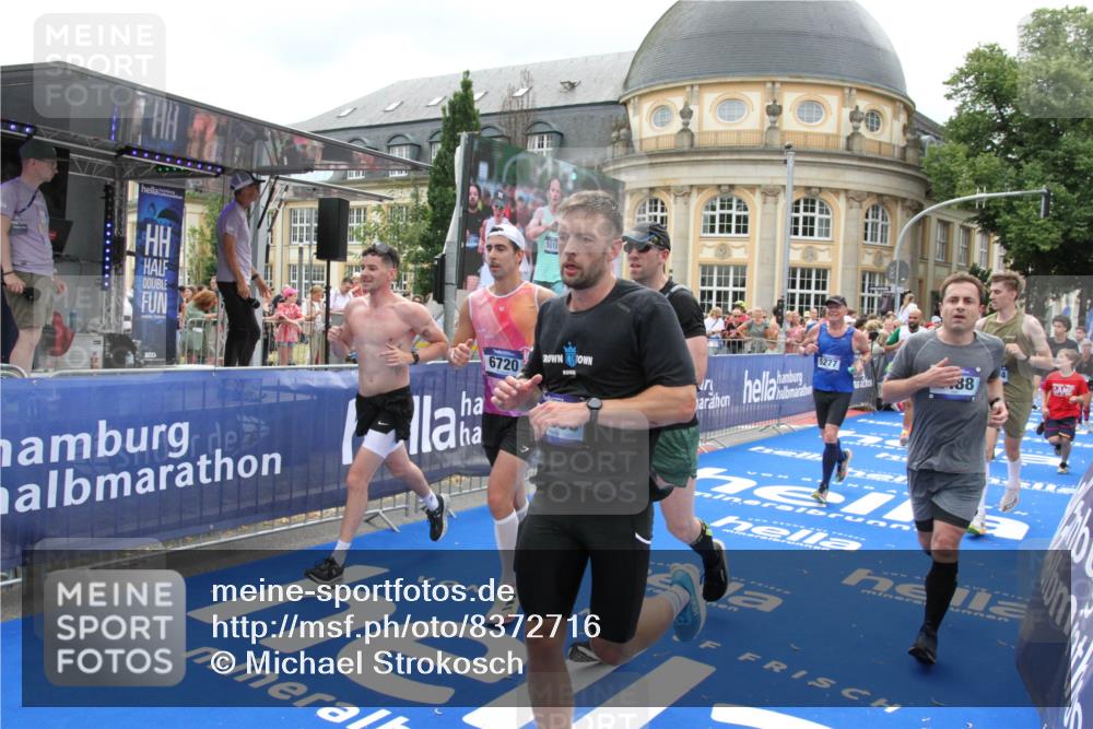 29.06.2025 - hella hamburg halbmarathon Michael Strokosch http://msf.ph/oto/8372716 29.06.2025 10:58:54 Ziel 2159, 2488, 2840, 3859, 4632, 4833, 5277, 5885, 6720, 8807, 9156, 9353, 10268, 10539, 10788, 12734, 14673, 14965, 17405, 17630, 17931, 18180, 18232, 18954 meine-sportfotos.de