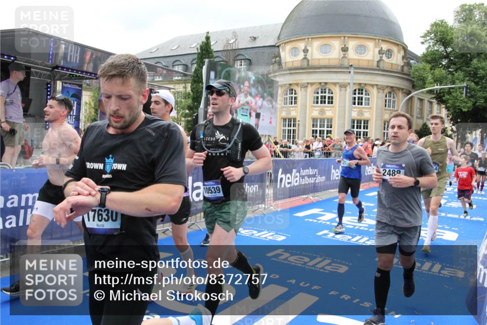 29.06.2025 - hella hamburg halbmarathon Michael Strokosch http://msf.ph/oto/8372757 29.06.2025 10:58:54 Ziel 2159, 2488, 2840, 3859, 4632, 4833, 5277, 5885, 6720, 8807, 9156, 9353, 10268, 10539, 10788, 12734, 14673, 14965, 17405, 17630, 17931, 18180, 18232, 18954 meine-sportfotos.de