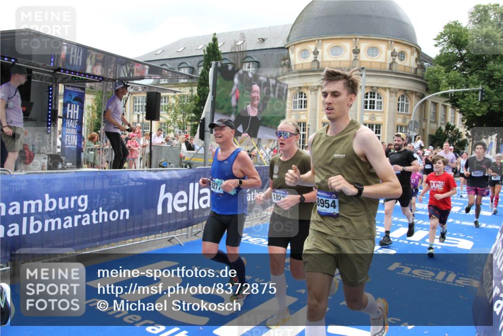 29.06.2025 - hella hamburg halbmarathon Michael Strokosch http://msf.ph/oto/8372875 29.06.2025 10:58:55 Ziel 2159, 2488, 2840, 3859, 4632, 4833, 5277, 5885, 6438, 6720, 8807, 9156, 9353, 10268, 10518, 10539, 10788, 10915, 12734, 14673, 14965, 17405, 17630, 17931, 18180, 18232, 18954 meine-sportfotos.de