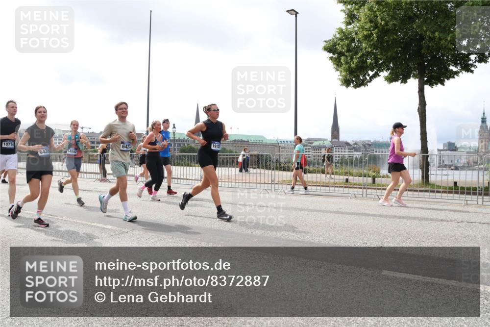 29.06.2025 - hella hamburg halbmarathon Lena Gebhardt http://msf.ph/oto/8372887 29.06.2025 10:39:49 Lombardsbrücke 10714, 5428, 14882, 6427, 1912, 1058, 1076, 1291, 1586, 1691, 1899, 2313, 2578, 2866, 2888, 2976, 3046, 3353, 3882, 3883, 3884, 4298, 4471, 4603, 4609, 4752, 4855, 5045, 5229, 5654, 5701, 5877, 5901, 6097, 6321, 6342, 6343, 6427, 6428, 6698, 6719, 6726, 6739, 6748, 6750, 6890, 7045, 7053, 7125, 7199, 7429, 7455, 7456, 7501, 7684, 8107, 8203, 8612, 8995, 9569, 9698, 9747, 9777, 10441, 10512 meine-sportfotos.de