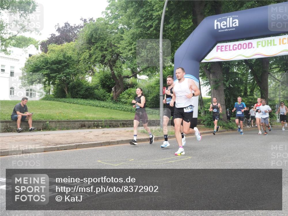 29.06.2025 - hella hamburg halbmarathon KatJ http://msf.ph/oto/8372902 29.06.2025 10:23:54 Zwischen KM18-KM19 1002, 1644, 8395 meine-sportfotos.de