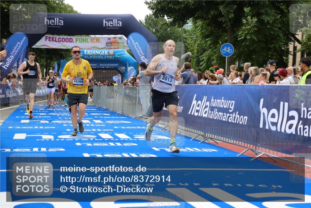 29.06.2025 - hella hamburg halbmarathon Strokosch-Dieckow http://msf.ph/oto/8372914 29.06.2025 10:49:12 Ziel 2013, 4832, 6158, 6389, 8112, 9348, 10053, 10184, 10189, 13450, 14526, 15523, 16369, 16414, 16731, 17173, 18598, 18842 meine-sportfotos.de