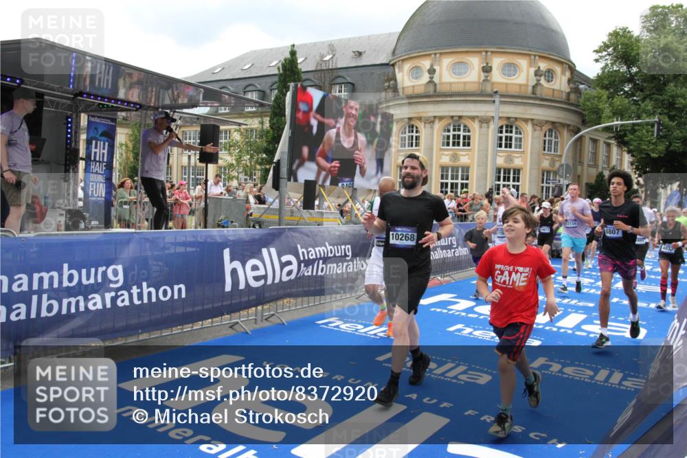 29.06.2025 - hella hamburg halbmarathon Michael Strokosch http://msf.ph/oto/8372920 29.06.2025 10:58:56 Ziel 2159, 2488, 3859, 4632, 4833, 5277, 5885, 6438, 6720, 8807, 9156, 9353, 10268, 10518, 10539, 10788, 10915, 12734, 12735, 13654, 14673, 14965, 17405, 17630, 17931, 18180, 18232, 18954 meine-sportfotos.de