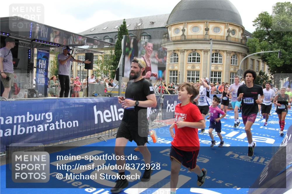 29.06.2025 - hella hamburg halbmarathon Michael Strokosch http://msf.ph/oto/8372928 29.06.2025 10:58:56 Ziel 2159, 2488, 3859, 4632, 4833, 5277, 5885, 6438, 6720, 8807, 9156, 9353, 10268, 10518, 10539, 10788, 10915, 12734, 12735, 13654, 14673, 14965, 17405, 17630, 17931, 18180, 18232, 18954 meine-sportfotos.de