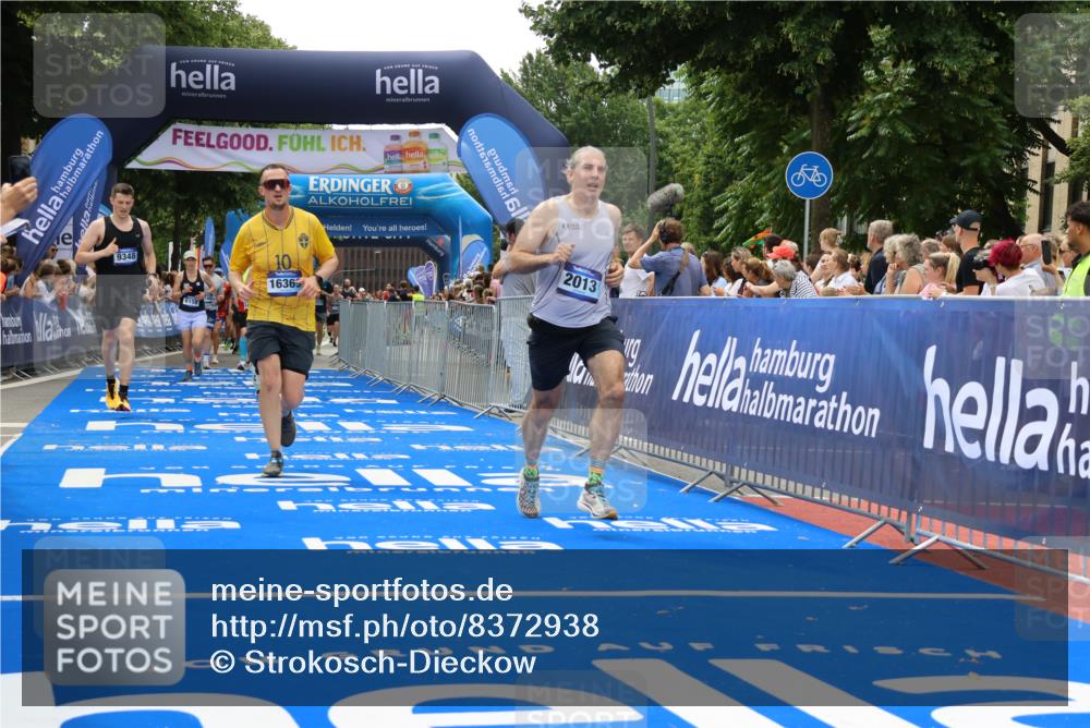 29.06.2025 - hella hamburg halbmarathon Strokosch-Dieckow http://msf.ph/oto/8372938 29.06.2025 10:49:12 Ziel 2013, 4832, 6158, 6389, 8112, 9348, 10053, 10184, 10189, 13450, 14526, 15523, 16369, 16414, 16731, 17173, 18598, 18842 meine-sportfotos.de