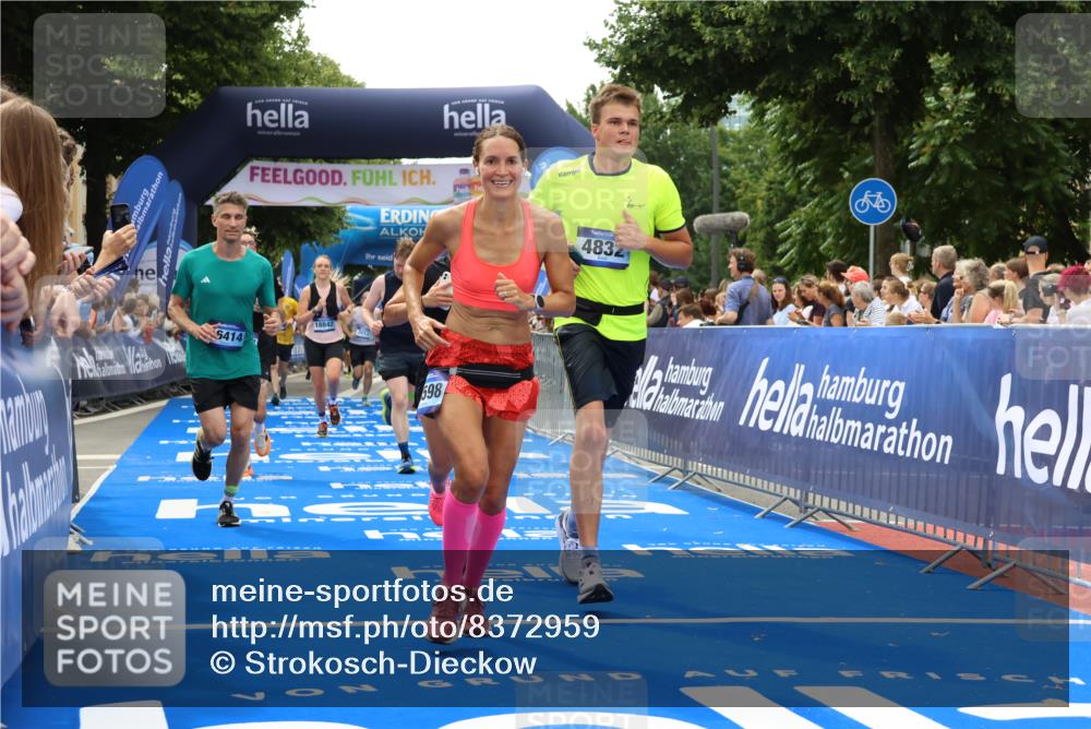 29.06.2025 - hella hamburg halbmarathon Strokosch-Dieckow http://msf.ph/oto/8372959 29.06.2025 10:49:07 Ziel 2013, 4832, 4847, 4890, 6389, 7297, 8112, 8302, 8821, 10184, 13614, 15523, 16369, 16414, 16627, 16731, 17173, 17632, 18598, 18842 meine-sportfotos.de