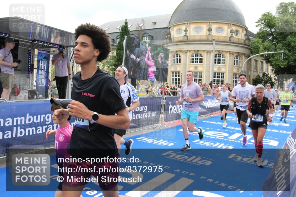 29.06.2025 - hella hamburg halbmarathon Michael Strokosch http://msf.ph/oto/8372975 29.06.2025 10:58:58 Ziel 2159, 3859, 4632, 4833, 5885, 6438, 6860, 7223, 8807, 9156, 9353, 10268, 10518, 10788, 10915, 12734, 12735, 13654, 14673, 17531, 17810, 17931, 18180, 18833, 19002, 19003 meine-sportfotos.de