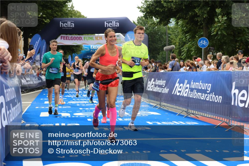 29.06.2025 - hella hamburg halbmarathon Strokosch-Dieckow http://msf.ph/oto/8373063 29.06.2025 10:49:07 Ziel 2013, 4832, 4847, 4890, 6389, 7297, 8112, 8302, 8821, 10184, 13614, 15523, 16369, 16414, 16627, 16731, 17173, 17632, 18598, 18842 meine-sportfotos.de