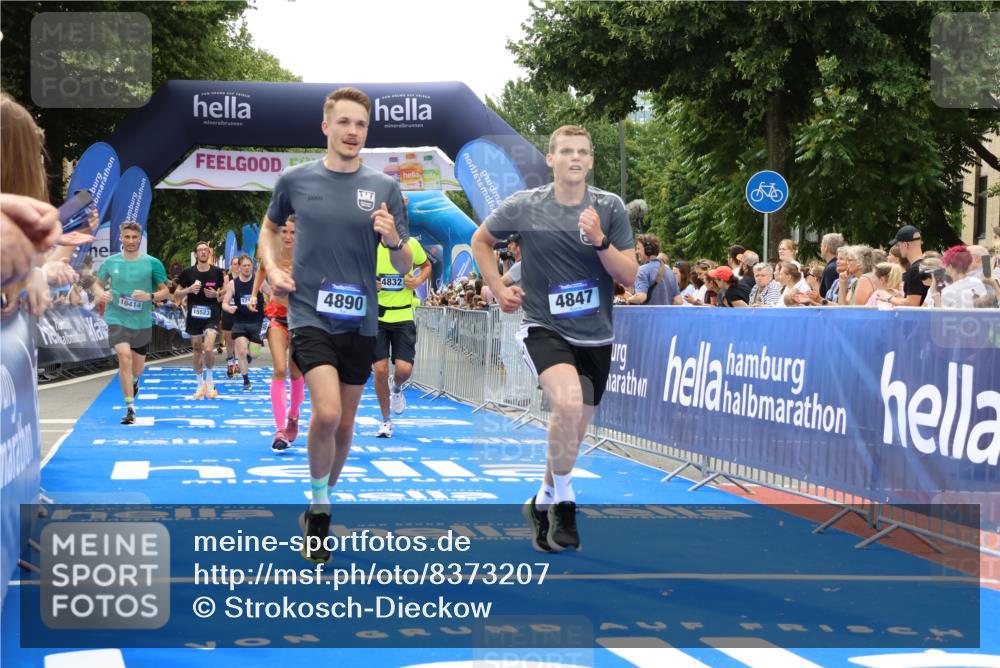 29.06.2025 - hella hamburg halbmarathon Strokosch-Dieckow http://msf.ph/oto/8373207 29.06.2025 10:49:05 Ziel 1381, 1452, 2013, 4832, 4847, 4890, 6389, 7297, 8302, 8821, 9695, 10184, 13614, 13688, 15523, 16414, 16627, 16731, 17173, 17632, 18598, 18842 meine-sportfotos.de