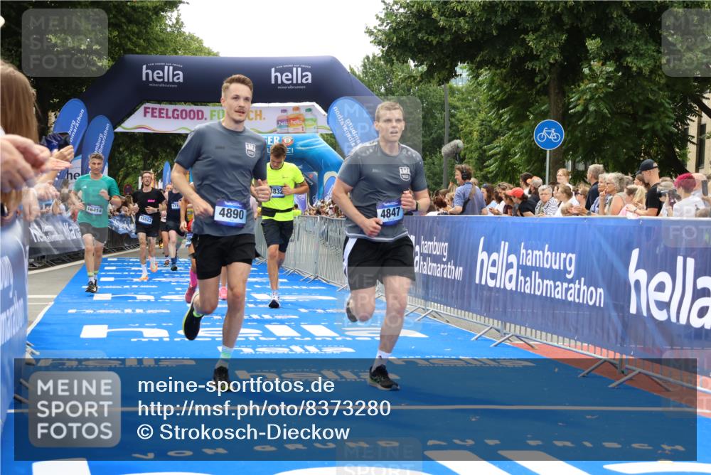 29.06.2025 - hella hamburg halbmarathon Strokosch-Dieckow http://msf.ph/oto/8373280 29.06.2025 10:49:05 Ziel 1381, 1452, 2013, 4832, 4847, 4890, 6389, 7297, 8302, 8821, 9695, 10184, 13614, 13688, 15523, 16414, 16627, 16731, 17173, 17632, 18598, 18842 meine-sportfotos.de