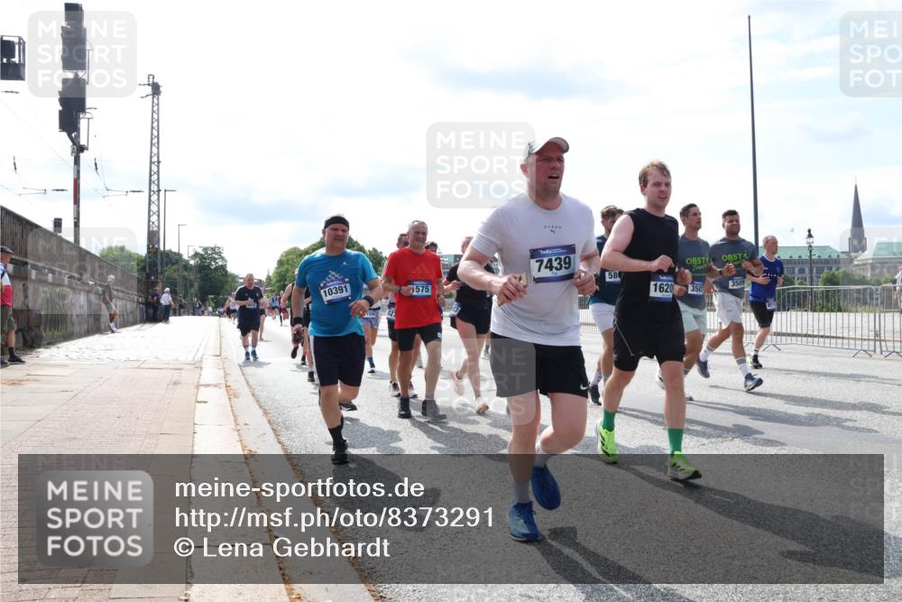 29.06.2025 - hella hamburg halbmarathon Lena Gebhardt http://msf.ph/oto/8373291 29.06.2025 10:15:03 Lombardsbrücke 10391, 1598, 821, 575, 7439, 580, 1620, 3507, 3509, 1071, 1296, 1379, 1524, 1575, 1728, 1745, 2046, 2140, 2281, 2601, 2690, 2990, 3025, 3154, 3454, 3507, 3509, 3513, 3650, 3691, 3834, 3844, 4495, 4641, 5191, 5271, 5608, 5800, 5981, 5986, 6181, 6248, 6317, 6935, 7195, 7439, 7452, 7881, 8055, 8147, 8237, 8239, 8256, 8275, 8522, 8563, 8609, 8755, 8854, 9113, 9173, 9556, 9663, 9709, 9847, 9911, 9975, 9997, 10391, 10589, 10610, 10717, 10963, 11271, 11598 meine-sportfotos.de