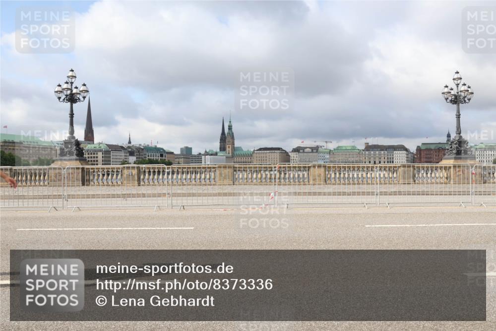 29.06.2025 - hella hamburg halbmarathon Lena Gebhardt http://msf.ph/oto/8373336 29.06.2025 09:12:24 Lombardsbrücke  meine-sportfotos.de