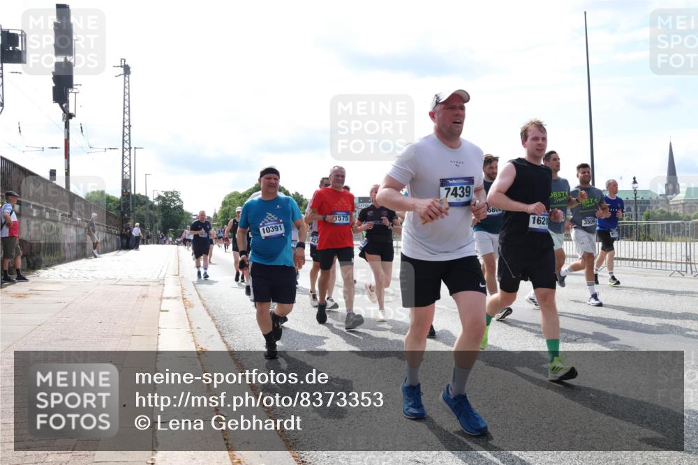 29.06.2025 - hella hamburg halbmarathon Lena Gebhardt http://msf.ph/oto/8373353 29.06.2025 10:15:03 Lombardsbrücke 10391, 1575, 7439, 580, 1620, 3509, 1071, 1296, 1379, 1524, 1575, 1728, 1745, 2046, 2140, 2281, 2601, 2690, 2990, 3025, 3154, 3454, 3507, 3509, 3513, 3650, 3691, 3834, 3844, 4495, 4641, 5191, 5271, 5608, 5800, 5981, 5986, 6181, 6248, 6317, 6935, 7195, 7439, 7452, 7881, 8055, 8147, 8237, 8239, 8256, 8275, 8522, 8563, 8609, 8755, 8854, 9113, 9173, 9556, 9663, 9709, 9847, 9911, 9975, 9997, 10391, 10589, 10610, 10717, 10963, 11271, 11598 meine-sportfotos.de