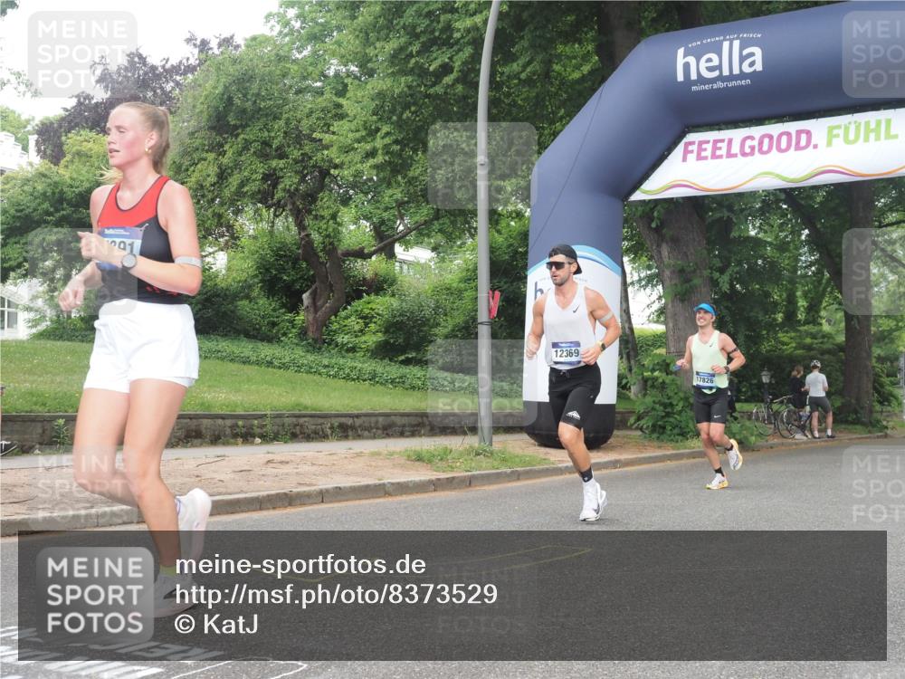 29.06.2025 - hella hamburg halbmarathon KatJ http://msf.ph/oto/8373529 29.06.2025 10:23:57 Zwischen KM18-KM19 1002, 1644, 8395 meine-sportfotos.de