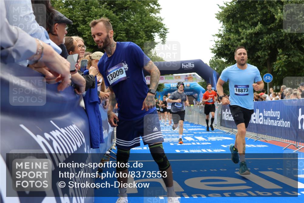 29.06.2025 - hella hamburg halbmarathon Strokosch-Dieckow http://msf.ph/oto/8373553 29.06.2025 10:48:53 Ziel 1381, 1452, 1884, 1892, 2260, 3213, 3985, 7067, 8821, 8889, 9482, 9661, 9695, 11519, 12421, 12534, 13009, 13183, 13688, 13976, 15309, 16653, 17007, 18873 meine-sportfotos.de