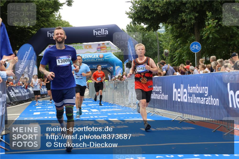 29.06.2025 - hella hamburg halbmarathon Strokosch-Dieckow http://msf.ph/oto/8373687 29.06.2025 10:48:51 Ziel 1094, 1381, 1452, 1884, 1892, 2260, 3213, 3985, 7067, 8889, 9482, 9661, 11519, 12421, 12533, 12534, 13009, 13183, 13976, 15309, 16653, 17007, 18873 meine-sportfotos.de