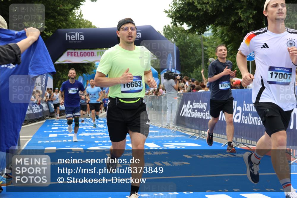 29.06.2025 - hella hamburg halbmarathon Strokosch-Dieckow http://msf.ph/oto/8373849 29.06.2025 10:48:49 Ziel 1094, 1884, 1892, 2442, 3213, 7067, 9482, 9661, 11519, 12421, 12533, 12534, 13009, 13976, 15309, 16653, 17007, 18873 meine-sportfotos.de