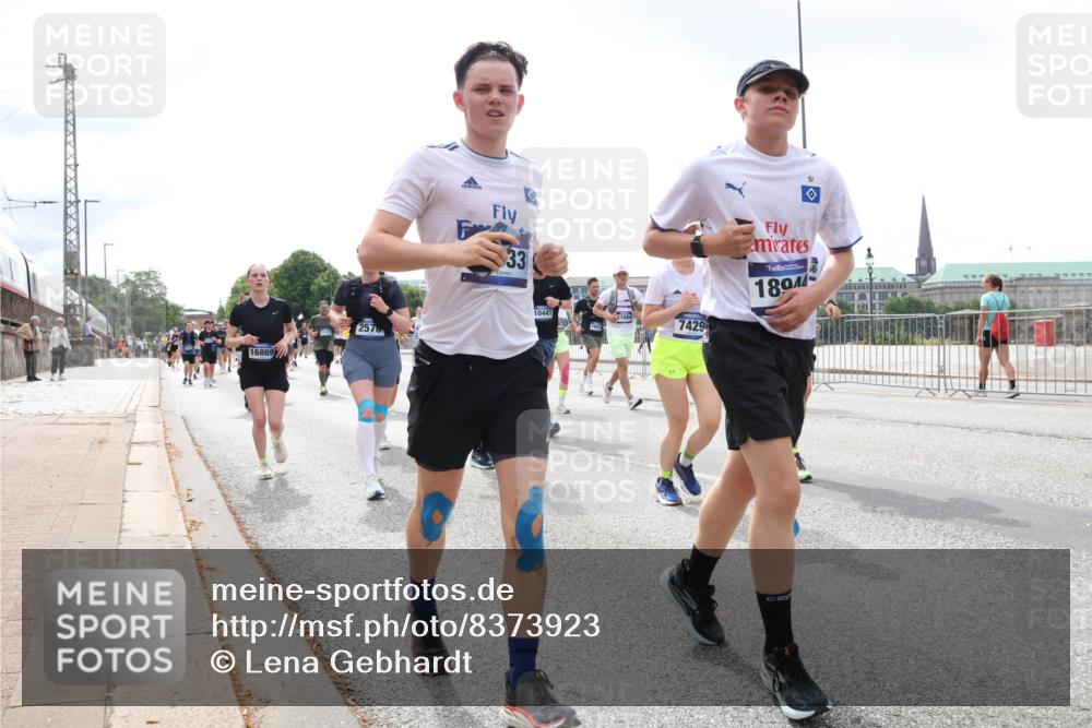 29.06.2025 - hella hamburg halbmarathon Lena Gebhardt http://msf.ph/oto/8373923 29.06.2025 10:39:53 Lombardsbrücke 16869, 2578, 33, 10441, 1663, 11664, 7429, 1894, 1058, 1076, 1291, 1586, 1691, 1899, 2019, 2254, 2313, 2578, 2866, 2888, 2976, 3046, 3882, 3883, 3884, 4173, 4298, 4471, 4609, 4752, 5045, 5229, 5263, 5654, 5701, 5877, 5901, 6097, 6321, 6427, 6428, 6548, 6698, 6719, 6726, 6739, 6748, 6750, 6890, 7045, 7053, 7125, 7199, 7429, 7455, 7456, 7684, 8107, 8612, 8995, 9569, 9698, 9747, 9777, 10441, 10512 meine-sportfotos.de