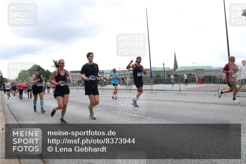 29.06.2025 - hella hamburg halbmarathon Lena Gebhardt http://msf.ph/oto/8373944 29.06.2025 10:49:04 Lombardsbrücke 14623, 1217, 1515, 6437, 10081, 1169, 1167, 1525, 1584, 2067, 2160, 2395, 2437, 2438, 2527, 2541, 2713, 2716, 2792, 2927, 3070, 3086, 3215, 3232, 3253, 4403, 4525, 4527, 4589, 4809, 5010, 5118, 5463, 5479, 5480, 5551, 6015, 6437, 6566, 6979, 6989, 7062, 7203, 7931, 7936, 7947, 7948, 8549, 8719, 8760, 9245, 9341, 9359, 9552, 10033, 10038, 10081, 10130, 10204, 10366, 10479, 10524, 10654, 10656, 10782, 10785, 11000, 11031, 11192, 11364, 11365, 13845, 16701 meine-sportfotos.de