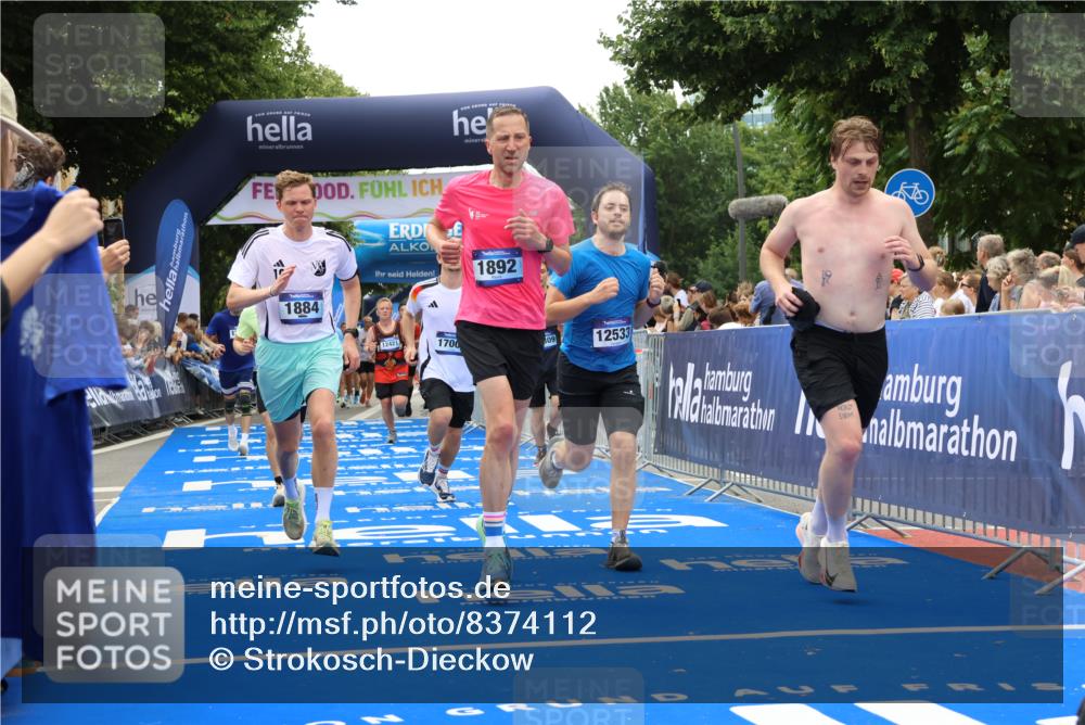 29.06.2025 - hella hamburg halbmarathon Strokosch-Dieckow http://msf.ph/oto/8374112 29.06.2025 10:48:47 Ziel 1094, 1884, 1892, 2442, 7067, 9482, 9661, 11519, 12421, 12533, 13009, 13976, 15309, 15384, 16653, 17007, 17127, 18873 meine-sportfotos.de