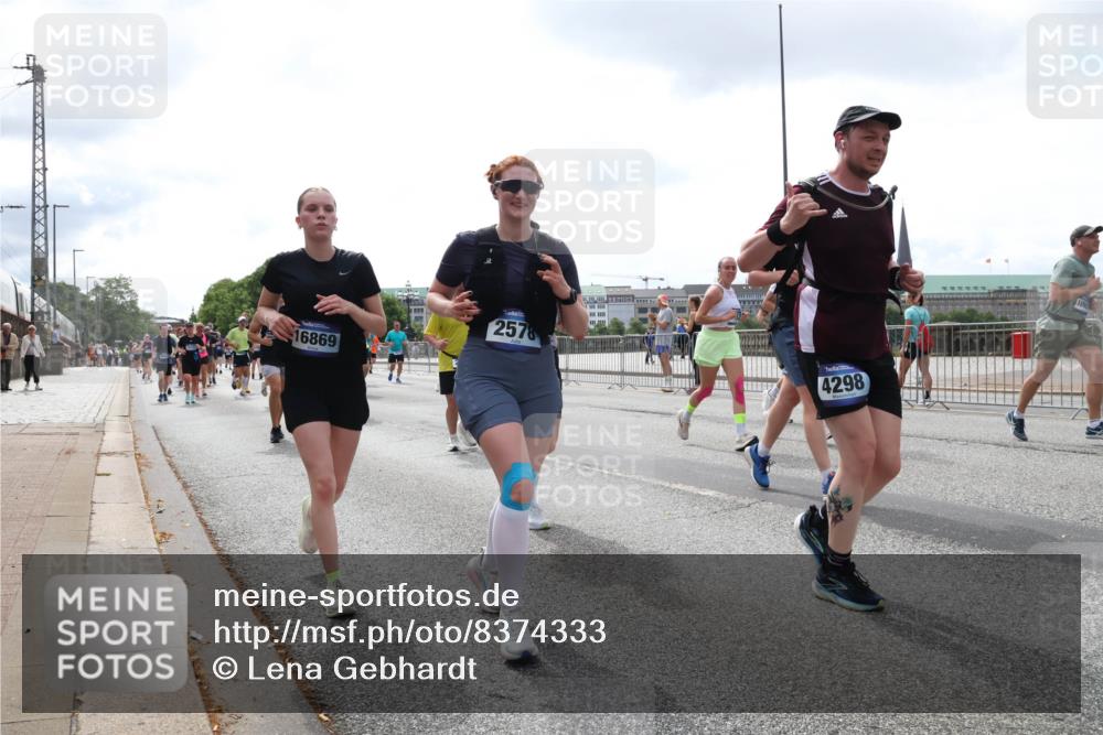 29.06.2025 - hella hamburg halbmarathon Lena Gebhardt http://msf.ph/oto/8374333 29.06.2025 10:39:55 Lombardsbrücke 16869, 2578, 4298, 1058, 1076, 1291, 1586, 1691, 1899, 2019, 2254, 2313, 2578, 2866, 2888, 2976, 3046, 3515, 3607, 3808, 3882, 3883, 3884, 4173, 4298, 4471, 4609, 4752, 5045, 5229, 5263, 5654, 5701, 5877, 5901, 6097, 6321, 6427, 6428, 6548, 6698, 6719, 6726, 6739, 6750, 6890, 6920, 7045, 7053, 7125, 7199, 7429, 7455, 7456, 8107, 8612, 8995, 9569, 9698, 9747, 9777, 10441 meine-sportfotos.de