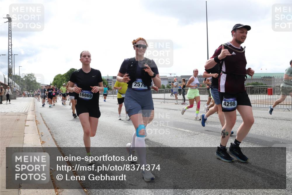 29.06.2025 - hella hamburg halbmarathon Lena Gebhardt http://msf.ph/oto/8374374 29.06.2025 10:39:55 Lombardsbrücke 16869, 2578, 4298, 1058, 1076, 1291, 1586, 1691, 1899, 2019, 2254, 2313, 2578, 2866, 2888, 2976, 3046, 3515, 3607, 3808, 3882, 3883, 3884, 4173, 4298, 4471, 4609, 4752, 5045, 5229, 5263, 5654, 5701, 5877, 5901, 6097, 6321, 6427, 6428, 6548, 6698, 6719, 6726, 6739, 6750, 6890, 6920, 7045, 7053, 7125, 7199, 7429, 7455, 7456, 8107, 8612, 8995, 9569, 9698, 9747, 9777, 10441 meine-sportfotos.de