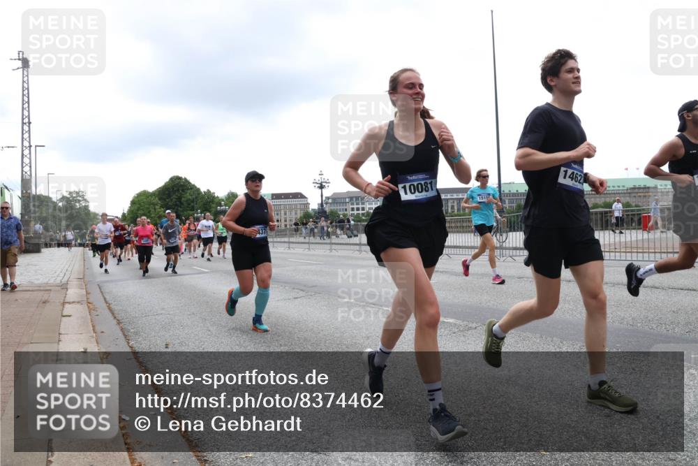 29.06.2025 - hella hamburg halbmarathon Lena Gebhardt http://msf.ph/oto/8374462 29.06.2025 10:49:05 Lombardsbrücke 437, 10081, 15150, 1462, 1112, 1167, 1525, 1584, 2067, 2160, 2395, 2437, 2438, 2527, 2541, 2713, 2716, 2792, 2927, 3070, 3086, 3215, 3232, 3253, 4403, 4525, 4527, 4589, 4809, 5010, 5118, 5463, 5479, 5480, 5551, 6015, 6437, 6566, 6979, 6989, 7062, 7203, 7931, 7936, 7947, 7948, 8549, 8719, 9245, 9341, 9359, 9552, 10033, 10038, 10081, 10130, 10204, 10366, 10479, 10524, 10654, 10656, 10782, 10785, 11000, 11031, 11192, 11364, 11365, 13845, 16701 meine-sportfotos.de