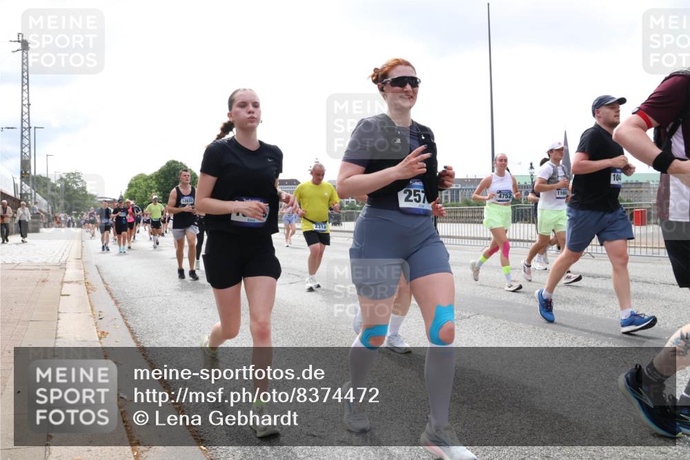 29.06.2025 - hella hamburg halbmarathon Lena Gebhardt http://msf.ph/oto/8374472 29.06.2025 10:39:55 Lombardsbrücke 12631, 2313, 257, 104, 1166, 4752, 1058, 1076, 1291, 1586, 1691, 1899, 2019, 2254, 2313, 2578, 2866, 2888, 2976, 3046, 3515, 3607, 3808, 3882, 3883, 3884, 4173, 4298, 4471, 4609, 4752, 5045, 5229, 5263, 5654, 5701, 5877, 5901, 6097, 6321, 6427, 6428, 6548, 6698, 6719, 6726, 6739, 6750, 6890, 6920, 7045, 7053, 7125, 7199, 7429, 7455, 7456, 8107, 8612, 8995, 9569, 9698, 9747, 9777, 10441 meine-sportfotos.de