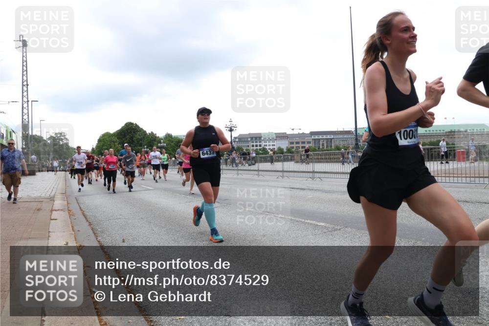 29.06.2025 - hella hamburg halbmarathon Lena Gebhardt http://msf.ph/oto/8374529 29.06.2025 10:49:05 Lombardsbrücke 6437, 100, 1167, 1525, 1584, 2067, 2160, 2395, 2437, 2438, 2527, 2541, 2713, 2716, 2792, 2927, 3070, 3086, 3215, 3232, 3253, 4403, 4525, 4527, 4589, 4809, 5010, 5118, 5463, 5479, 5480, 5551, 6015, 6437, 6566, 6979, 6989, 7062, 7203, 7931, 7936, 7947, 7948, 8549, 8719, 9245, 9341, 9359, 9552, 10033, 10038, 10081, 10130, 10204, 10366, 10479, 10524, 10654, 10656, 10782, 10785, 11000, 11031, 11192, 11364, 11365, 13845, 16701 meine-sportfotos.de