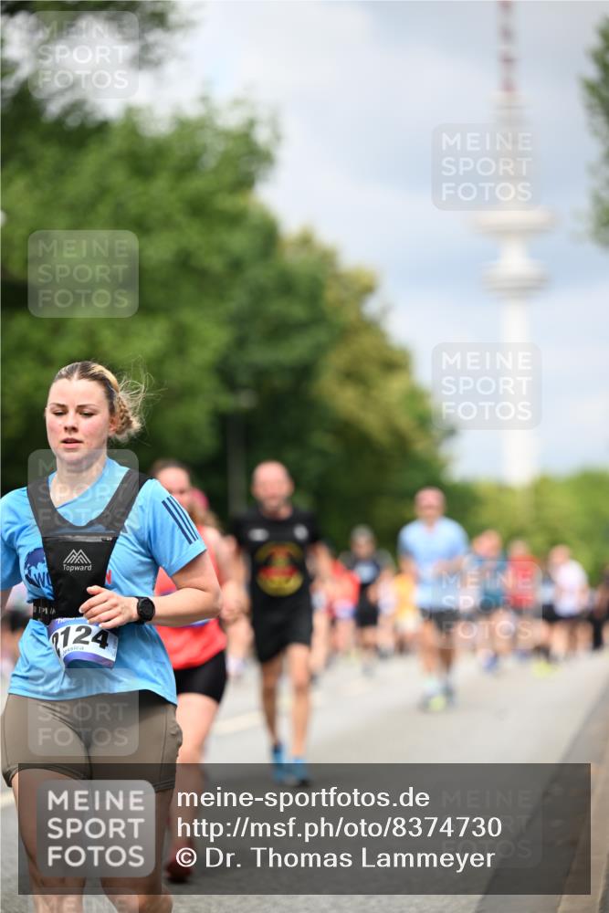 29.06.2025 - hella hamburg halbmarathon Dr. Thomas Lammeyer http://msf.ph/oto/8374730 29.06.2025 10:42:21 Kennedybrücke 1394, 1578, 1791, 1901, 1985, 2124, 3010, 3246, 3286, 3633, 3635, 3636, 3716, 3880, 4414, 4921, 5139, 5713, 5790, 5875, 6697, 6930, 7148, 7244, 7629, 8539, 8615, 8696, 9391, 9524, 10025, 10146, 11087, 11152, 11164 meine-sportfotos.de