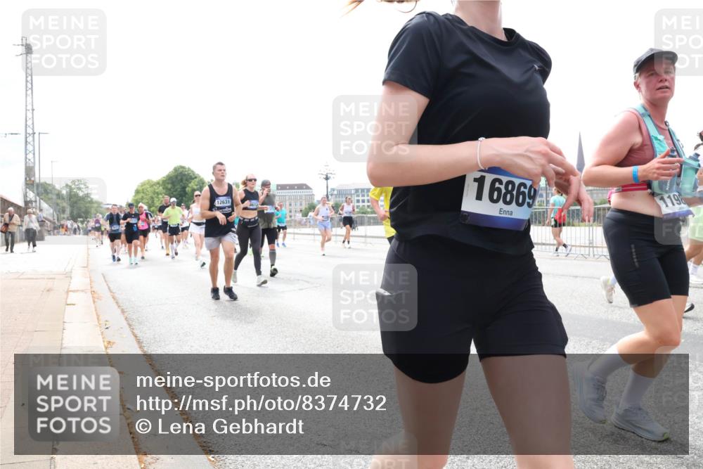 29.06.2025 - hella hamburg halbmarathon Lena Gebhardt http://msf.ph/oto/8374732 29.06.2025 10:39:56 Lombardsbrücke 12631, 16869, 1198, 1058, 1076, 1291, 1586, 1691, 1899, 2019, 2254, 2313, 2578, 2866, 2888, 2976, 3046, 3515, 3607, 3808, 3882, 3883, 3884, 4173, 4298, 4471, 4609, 4752, 5045, 5229, 5263, 5654, 5701, 5877, 5901, 6097, 6321, 6427, 6428, 6548, 6698, 6719, 6726, 6739, 6750, 6890, 6920, 7045, 7053, 7125, 7199, 7429, 7455, 7456, 8107, 8612, 8995, 9569, 9698, 9747, 9777, 10441 meine-sportfotos.de