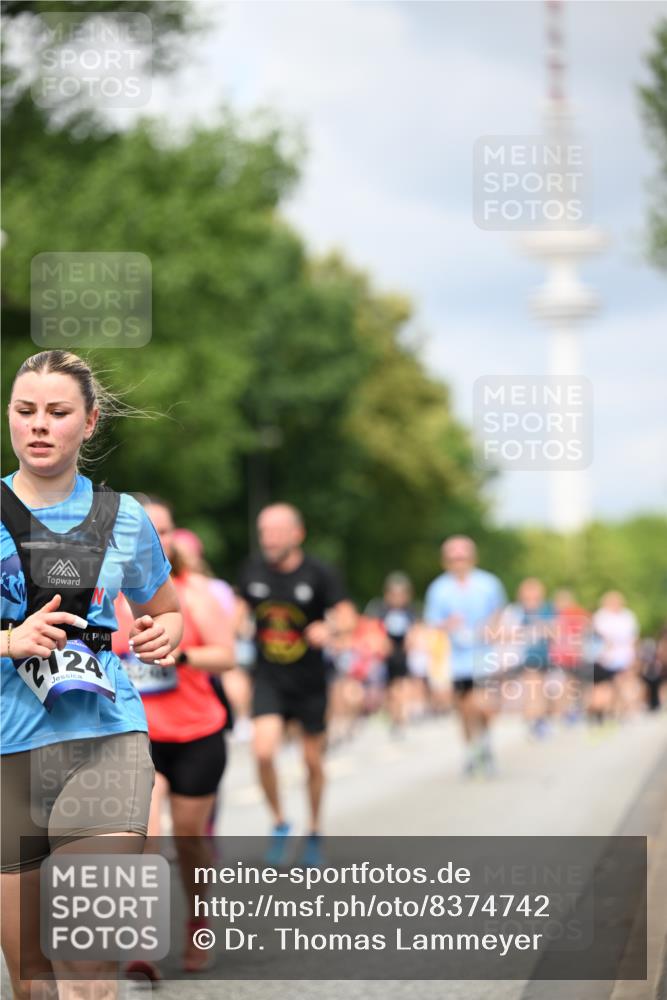 29.06.2025 - hella hamburg halbmarathon Dr. Thomas Lammeyer http://msf.ph/oto/8374742 29.06.2025 10:42:21 Kennedybrücke 1394, 1578, 1791, 1901, 1985, 2124, 3010, 3246, 3286, 3633, 3635, 3636, 3716, 3880, 4414, 4921, 5139, 5713, 5790, 5875, 6697, 6930, 7148, 7244, 7629, 8539, 8615, 8696, 9391, 9524, 10025, 10146, 11087, 11152, 11164 meine-sportfotos.de