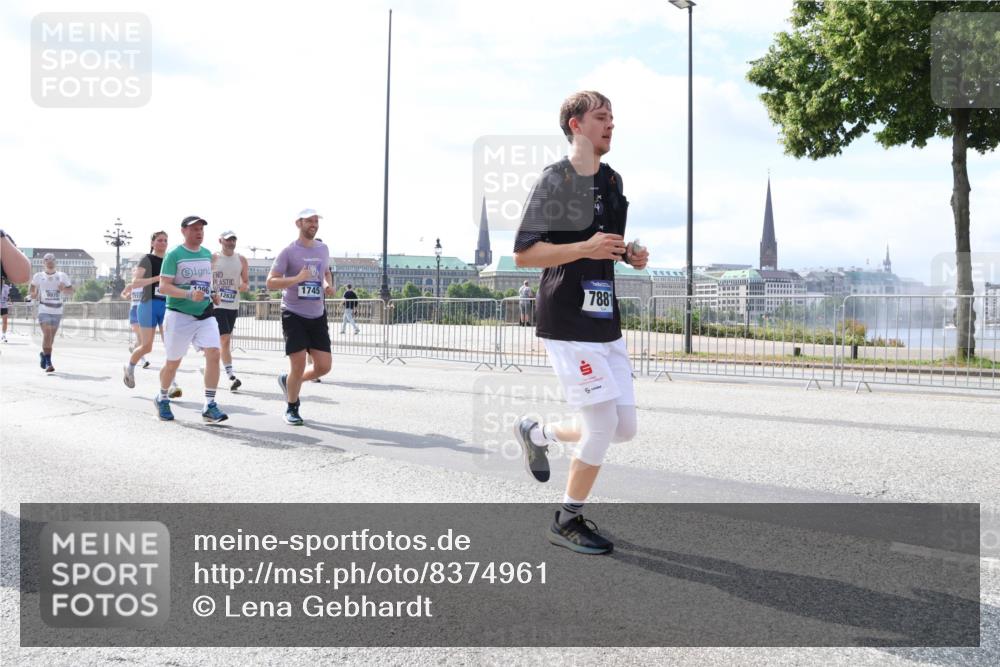 29.06.2025 - hella hamburg halbmarathon Lena Gebhardt http://msf.ph/oto/8374961 29.06.2025 10:15:07 Lombardsbrücke 12634, 1745, 7881, 1071, 1296, 1379, 1524, 1575, 1745, 2046, 2140, 2281, 2601, 2690, 3025, 3454, 3507, 3509, 3513, 3650, 3691, 3844, 4495, 4641, 5191, 5271, 5608, 5800, 5981, 5986, 6181, 6248, 6317, 6935, 7195, 7439, 7452, 7809, 7810, 7881, 8055, 8237, 8239, 8256, 8275, 8522, 8563, 8609, 8755, 8854, 9113, 9173, 9307, 9423, 9556, 9663, 9709, 9847, 9911, 9975, 9997, 10391, 10589, 10717, 10963, 11271, 11598, 13453, 13500, 15150, 15740 meine-sportfotos.de