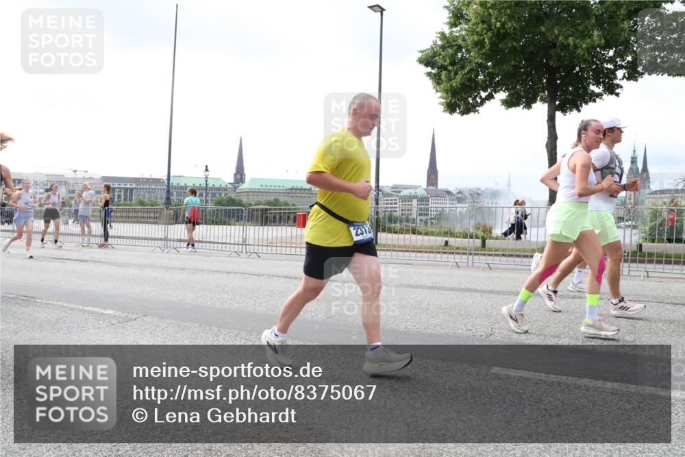 29.06.2025 - hella hamburg halbmarathon Lena Gebhardt http://msf.ph/oto/8375067 29.06.2025 10:39:57 Lombardsbrücke 2313, 1058, 1076, 1291, 1586, 1691, 1899, 2019, 2254, 2313, 2572, 2578, 2866, 2888, 2976, 3046, 3237, 3515, 3607, 3808, 3882, 3883, 3884, 4173, 4271, 4298, 4471, 4609, 4752, 5045, 5229, 5263, 5654, 5701, 5877, 5901, 6097, 6321, 6427, 6428, 6548, 6698, 6719, 6726, 6739, 6750, 6890, 6920, 7045, 7053, 7125, 7199, 7429, 7455, 7456, 8107, 8612, 8995, 9569, 9698, 9747, 9777, 10441 meine-sportfotos.de